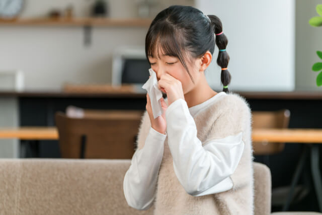 鼻をかむ少女
