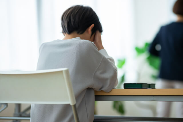 頭を抱える少年