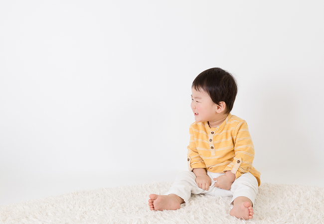 絨毯に座る赤ちゃん