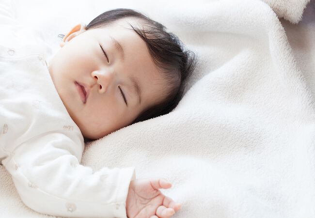 眠る赤ちゃん