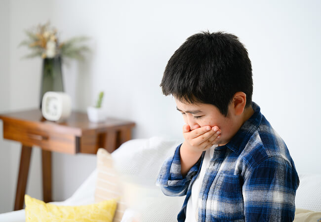 吐き気を感じる男の子